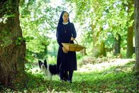 Um Himmels Willen – Schwester Agnes (Emanuela von Frankenberg) sammelt Kräuter.