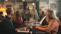 Everyone But Us – Beim Essen mit Freunden erfahren Hilma (Alba August) und Ola (Björn Gustafsson), dass ihre lesbischen Freundinnen schwanger sind.