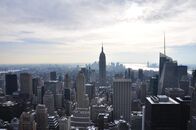 Superbauten – Im frühen 20. Jahrhundert beginnt in New York ein Kopf-an-Kopf-Rennen um das höchste Gebäude der Welt. Es gewinnt mit 443 Metern das Empire State Building. Am 1. Mai 1931 wird es feierlich eröffnet, nach nur 13 Monaten Bauzeit. Doch dann stehen die Büros leer, die Wirtschaftskrise hat begonnen, und die New Yorker verspotten das höchste Haus der Welt als Empty State Building . Heute ist seine Plattform eine der meist besuchten Sehenswürdigkeiten der Stadt. Honorarfrei - nur für diese Sendung bei Nennung ZDF und Katharina Rau