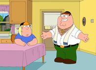 Family Guy – Peter (r.) hat herausgefunden, dass Lois eigentlich Jüdin ist. Er ist sofort Feuer und Flamme für die neue Religion und lebt fortan völlig überzeugt nach dem jüdischen Glauben. Chris (l.) versteht die Welt nicht mehr ...