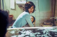 Dark Water – Gefahr droht: Yoshimi (Hitomi Kuroki) bemerkt allmählich, dass ihre Tochter Ikuko (Rio Kanno) hypnotisch vom Wasser in der Wohnung angezogen wird.