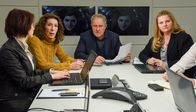 Tatort – Ein junger Mann hat seine Eltern entführt und droht in einer öffentlich verbreiteten Botschaft mit Gewalt. Zwischen großem öffentlichen Druck und höchstem medialem Interesse führt die Spurensuche zu einem vom Verfassungsschutz als extremistisch eingestuften Netzwerk radikaler Aktivisten. Von links nach rechts: Christina Scherrer (Meret Schande), Adele Neuhauser (Bibi Fellner), Harald Krassnitzer (Moritz Eisner), Ulrike Beimpold (Lisa Aichinger).