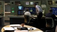 Mayday - Alarm im Cockpit – Während die Maschine zunehmend an Höhe verliert, versucht der Tower in Marseille, Funkkontakt zu Germanwings-Flug 9525 aufzubauen. Doch im Cockpit antwortet niemand.