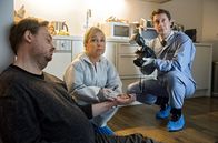 Tatort – Am Tatort: Silke Haller (Christine Urspruch, Mitte) und Dr. Jens Jacoby (Hans Löw) untersuchen, wie Markus Lauer (Sascha Nathan) ums Leben kam.