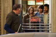 Superior Donuts – Arthurs (Judd Hirsch, l.) ständige Übellaunigkeit veranlasst Maya (Anna Baryshnikov, 2.v.l.), Randy (Katey Sagal, 2.v.r.) und Franco (Jermaine Fowler, r.) dazu, ihn zu überreden, einen Tag frei zu nehmen. Doch das wird für alle Beteiligten ein ganz besonders anstrengender Tag ...