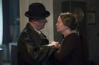 Babylon Berlin – Wolter (Peter Kurth) verabschiedet sich von seiner Frau Emmi (Marie Gruber).