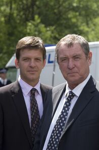 Inspector Barnaby – Ein junger Mann erschlagen, seine Freundin verschwunden, ein weiterer Mord und verwirrende Spuren - aber Inspector Tom Barnaby (John Nettles, r.) und sein Assistent Sergeant Jones (Jason Hughes, l.) knacken jeden Fall.