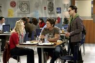 The Big Bang Theory – (v.li.) Kaley Cuoco (Penny), Michael Trucco (David), Johnny Galecki (Leonard).