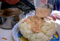 Zu Tisch ... – Der Gaumenkitzel des Moorbauern wird mit seiner gehaltvollen Bechamelsoße angerichtet.