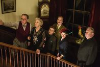 Father Brown – Prof. Robert Wiseman (Jeff Rawle, l.) gibt seinen Gästen Dorothy Parnell (Maggie Steed, 2.v.l.), Archie Parnell (Jonathan Broadbent, 3.v.l.), Major Basil Winthrop (Mark Aiken, 3.v.r.), Lilith Crowe (Jemima Rooper, 2.v.r.) und Father Brown (Mark Williams, r.) eine Einführung, um mit den Toten in Kontakt zu treten.