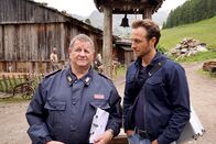 Der Bozen-Krimi – Peter Kerschbaumer (Hanspeter Müller-Drossaat, li.) und sein Sohn und Kollege Jonas Kerschbaumer (Gabriel Raab, r.) ermitteln in streng religiösen Kreisen.