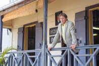 Death in Paradise – Humphrey (Kris Marshall) fragt sich, weshalb Francis als einziger an der Vergiftung starb, während alle anderen Teilnehmer mit einer Magenverstimmung davon kamen. Ist das wirklich nur ein Zufall?