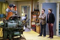 The Big Bang Theory – Haben sich Leonard (Johnny Galecki, M.) und Howard (Simon Helberg, r.) etwa ein Eigentor mit ihrem Ablenkungsmanöver für Sheldon (Jim Parsons, l.) geschossen?; Haben sich Leonard (Johnny Galecki, M.) und Howard (Simon Helberg, r.) etwa ein Eigentor mit ihrem Ablenkungsmanöver für Sheldon (Jim Parsons, l.) geschossen?