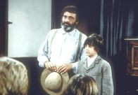 Unsere kleine Farm – Edwards (Victor French, l.) bittet noch einmal darum, Matthew (Jonathan Hall Kovacs, r.) bei sich behalten zu dürfen.