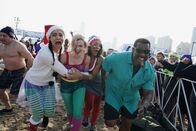 Chicago Fire – Chicago Fire Staffel 7, Folge 13 Auf dem Sprung ins eisige Nass! Miranda Rae Mayo als Stella Kidd, Kara Killmer als Sylvie Brett, Annie Ilonzeh als Emily Foster, Eamonn Walker als Chief Wallace Boden. Copyright: SRF/NBC Universal
