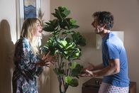 Palm Springs – Misty (Meredith Hagner, l.); Nyles (Andy Samberg, r.)