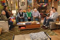 Man with a Plan – (v.l.n.r.) Adam Burns (Matt LeBlanc); Andi Burns (Liza Snyder); Lowell (Matt Cook); Beverly (Swoosie Kurtz); Joe (Stacy Keach); Marcy (Kali Rocha); Don Burns (Kevin Nealon)