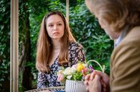 Sturm der Liebe – Die zwischenmenschliche Seite von Michaels (Erich Altenkopf, r.) Beruf beeindruckt Valentina (Aylin Ravanyar, l.).