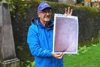 Signes – Signes Genf in Gebärdensprache entdecken Guide Giovanni Palama leitet eine Stadtführung –gerade befinden sie sich bei Isaac-Étienne Chomels Grab. Copyright: SRF/RTS