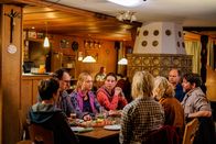 Eine harte Tour – v.li.: Daniela (Victoria Mayer), Jonas (Thomas Loibl), Alexa (Anna Unterberger), Martina (Elena Uhlig), Ulrike (Anna Schudt), Corinna (Juliane Köhler), Dominik (Moritz Führmann), Ronny (Roeland Wiesnekker).