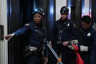 9-1-1 Notruf L.A. – Haben mit unterschiedlichen Problemen zu kämpfen: Hen (Aisha Hinds, l.), Buck (Oliver Stark), und Chimney (Kenneth Choi) ...