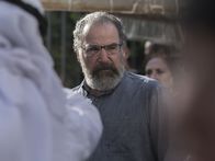 Homeland – Saul (Mandy Patinkin) wird von Dar Adal nach Abu Dhabi geschickt und soll dort gemeinsam mit dem israelischen Geheimdienst und dessen Chefin Tovah arbeiten ...