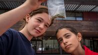 Die Pfefferkörner – Leo und Jasina finden auf dem Schulhof ein Päckchen mit Cannabis.