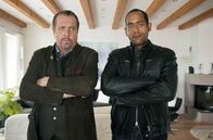 Watzmann ermittelt – Beissl (Andreas Giebel, l.) und Jerry (Peter Marton, r.) sind ärgerlich, weil Klaus Leibold von dem Entführer kein Lebenszeichen von seiner Frau verlangt hat.