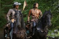 Die Musketiere – Aramis (Santiago Cabrera, l.); D'Artagnan (Luke Pasqualino, r.)