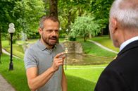 Sturm der Liebe – Erik (Sven Waasner, l.) erzählt Alfons (Sepp Schauer, r.), dass er Yvonne auf die Probe stellen will.
