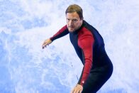 Donnschtig-Jass – Moderator Stefan Büsser auf dem Surfbrett im «Oana Surf» in Ebikon, LU