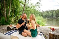 Sturm der Liebe – Erik (Sven Waasner, l.) und Yvonne (Tanja Lanäus, r.) haben ein romantisches Picknick geplant, doch etwas Unvorhergesehenes kommt dazwischen.