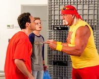 The Goldbergs – v.li.: Barry Goldberg (Troy Gentile), Adam Goldberg (Sean Giambrone), Hulk Hogan (Hulk Hogan)