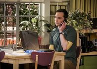 The Big Bang Theory – Während sich all seine Freunde neuen, spannenden Projekten zuzuwenden scheinen, langweilt sich Sheldon (Jim Parsons), denn er hat grade nicht viel zu tun ...