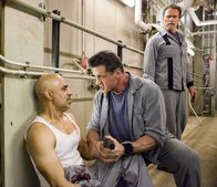 Escape Plan - Entkommen oder sterben – Faran Tahir (Javed), Sylvester Stallone (Ray Breslin), Arnold Schwarzenegger (Emil Rottmayer).
