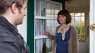 SOKO Wismar – Ralf Sterns Schwester Anja (Daniela Preuß, r.) ist verzweifelt. Trotz Ralfs krimineller Vergangenheit traut sie ihrem kleinen Bruder ein solches Verbrechen nicht zu. Doch die Polizei (Jonas Laux, l.) findet einen weiteren Hinweis auf das Opfer in ihrem Zuhause.