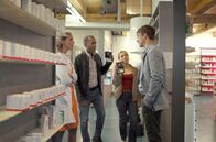 Watzmann ermittelt – Nach dem Tod ihres Mannes, wird die Apothekerin Tina Ganter (Deborah Müller, l.) von den Kommissaren Jerry Paulsen (Peter Marton, 2.v.l.) und Sophia Strasser (Katharina Goebel, 2.v.r.) befragt. Peter Lederer (Sebastian Fischer, r.) stößt in der Apotheke dazu.