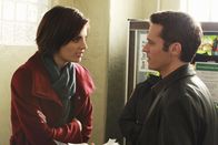 Castle – Kate Beckett (Stana Katic, l.) kann Kevins (Seamus Dever) Theorie, wie der Mord an der Nanny Sara von Statten gegangen sein soll, nicht folgen.