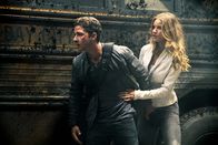 Transformers 3 - Die dunkle Seite des Mondes – Ist bereit, für seine neue Freundin (Rosie Huntington-Whiteley, r.) das eigene Leben zu riskieren: Sam (Shia LaBeouf, l.) ...