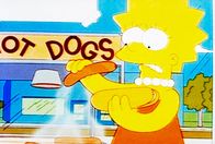 Die Simpsons – Angewidert nimmt Lisa das Würstchen von ihrem Hot Dog Brötchen.