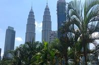 Magic Cities – PHOENIX MAGIC CITIES, "Kuala Lumpur" Uhr. Die Stadt Kuala Lumpur wurde mitten in Dschungel gebaut. Ob Tradition oder Moderne, in Kuala Lumpur ist alles möglich.