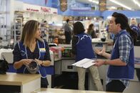 Superstore – Amy (America Ferrera, l.); Jonah (Ben Feldman, r.)