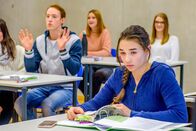 SOKO Kitzbühel – Nach dem Tod ihrer Mathematiklehrerin wird die Stimmung an Lisas (Annalena Hochgruber) Schule immer aufgeheizter. Bald eskaliert die Situation und Gewalt und Hass entladen sich.