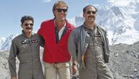 Straße der Achttausender – Autor Hajo Bergmann mit pakistanischem Piloten auf dem Boltoro-Gletscher
