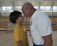The Goldbergs – (v.li.) Kenny Ridwan (Dave Kim), Bill Goldberg (Coach Nick).
