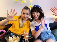 Leider laut – Lena Kupke und Alexandra Schiller spielen im Sketch "Samira & Melly", zwei verpeilte Girls, die als Musikerinnen berühmt werden wollen.
