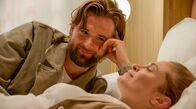 Rote Rosen – Zwischen Svenja (Lea Marlen Woitack) und Simon (Thore Lüthje) könnte es zu einem Kuss kommen – wenn da nicht Svenjas Vernunft wäre...