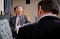 Sturm der Liebe – Christoph (Dieter Bach, r.) vertraut Werner (Dirk Galuba, l.) an, dass Alexandra ihn mit Markus betrogen hat.