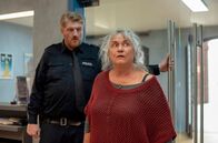 Großstadtrevier – Die obdachlose Onna (Marion Breckwoldt, r.) staunt nicht schlecht bei ihrem ersten Besuch im neuen Revier. Hannes Krabbe (Marc Zwinz, l.) muss sich aber anhören, daß hier ein Fahrstuhl fehlt.