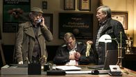 Rentnercops – Günter (Wolfgang Winkler, r.) hat den Besitzer des Billardclubs ermordet in seinem Büro aufgefunden. Edwin (Tilo Prückner, l.) ruft die Pathologin an.